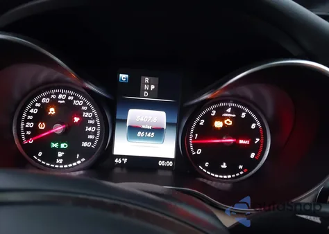 2018 Mercedes-Benz C 300 z USA, uszkodzony, nr VIN 55SWF4JB7JU254158